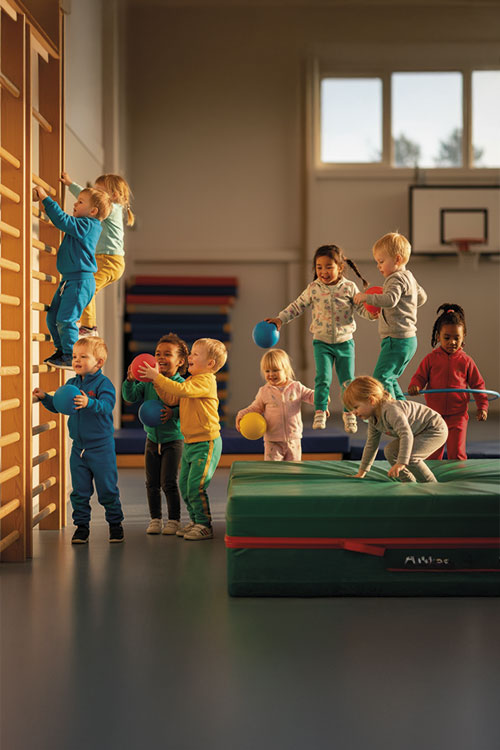 Illustrasjonsbilde av barn som leker i gymsal, AI-generert