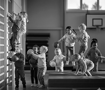 Illustasjonsbilde av barn som leker i gymsal, AI_generert